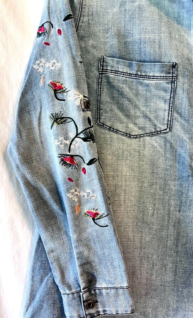 En Creme Denim VNeck Embroidered Floral Chambray Sleeves Size Small -fits like M